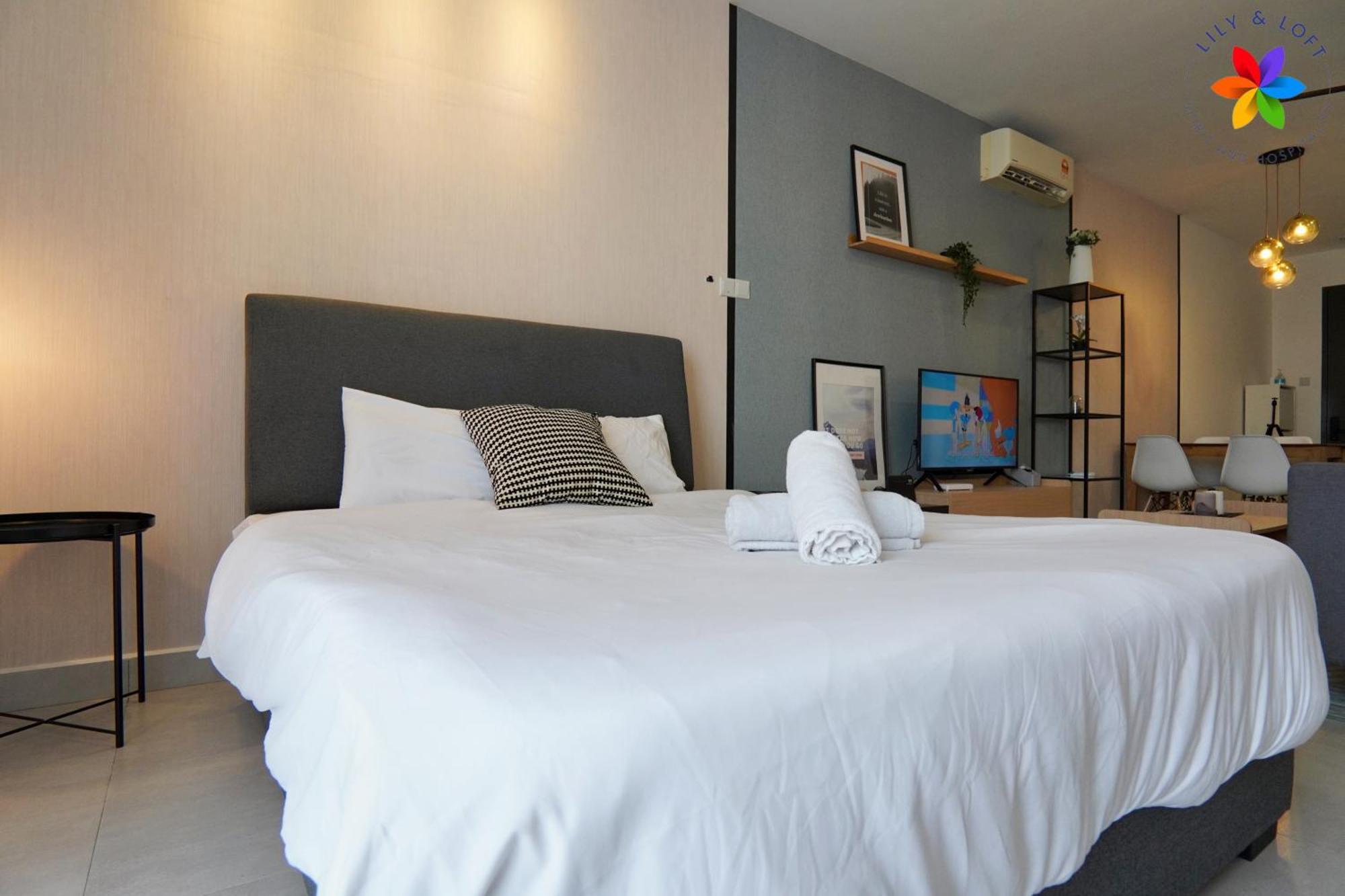 Lily And Loft - Queensville @ - Netflix Apartment *