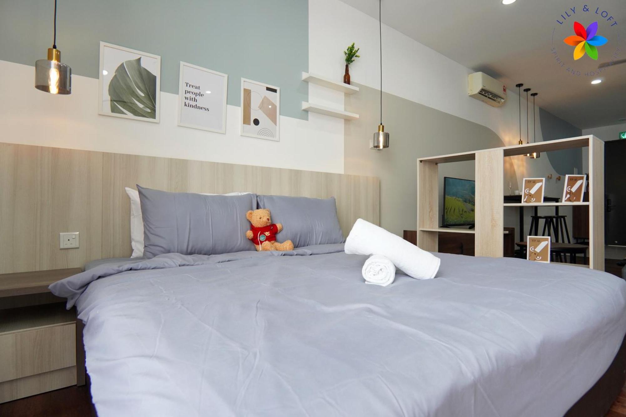 Lily And Loft - Queensville @ - Netflix Apartment
