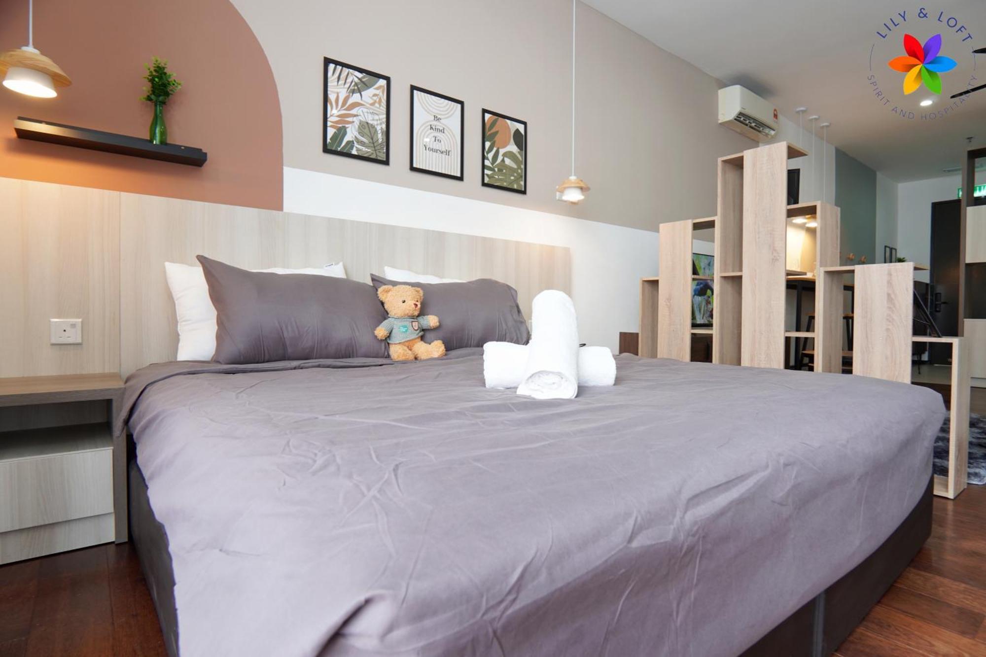 Lily And Loft - Queensville @ - Netflix *